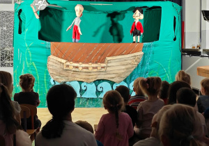 Dzieci oglądają przedstawienie teatralne.
