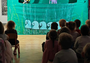 Dzieci oglądają przedstawienie teatralne.