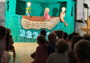 Dzieci oglądają przedstawienie teatralne.