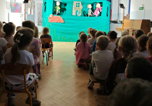 Dzieci oglądają przedstawienie teatralne.
