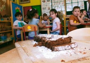Dzieci z gr. II pieką ciasto marchewkowe