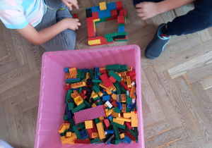 Dzieci z gr. II budują makietę miasta