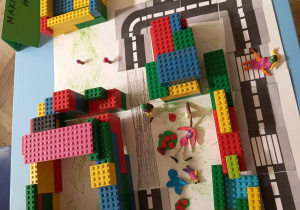 Dzieci z gr. II budują makietę miasta