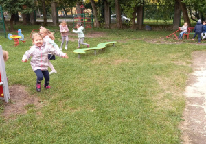 Dzieci z gr. II bawią się w ogrodzie przedszkolnym