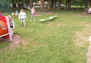Dzieci z gr. II bawią się w ogrodzie przedszkolnym