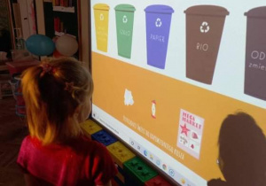 Dzieci z gr. II podczas zajęć edukacyjnych "Segregujemy odpady"