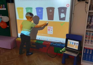 Dzieci z gr. II podczas zajęć edukacyjnych "Segregujemy odpady"