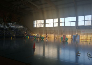 Dzieci z gr. II na zajęciach sportowych w szkole M. Gortata