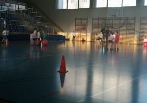Dzieci z gr. II na zajęciach sportowych w szkole M. Gortata