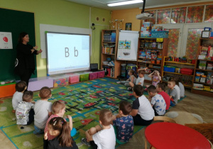 Dzieci z gr. II na zajęciach z tablicą interaktywną