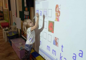 Dzieci z gr. II podczas zajęć edukacyjnych z wykorzystaniem tablicy interaktywnej