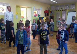 Dzieci podczas przedstawienia pt. "Tańce baletowe"