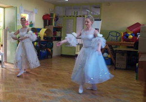 Dzieci podczas przedstawienia pt. "Tańce baletowe"