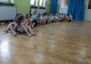 Dzieci z gr. II podczas zajęć ruchowych metodą zabawowo - naśladowczą