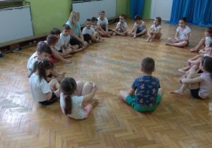 Dzieci z gr. II podczas zajęć ruchowych metodą zabawowo - naśladowczą