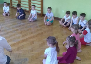 Dzieci z gr. II podczas zajęć ruchowych wg metody A. i M. Kniessów