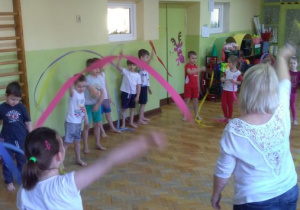 Dzieci z gr. II podczas zajęć ruchowych wg metody A. i M. Kniessów