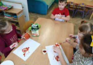 Dzieci z gr. II wykonują pracę plastyczno - techniczną "Pączki"