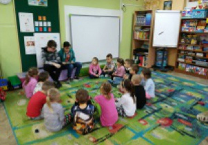 Dzieci z gr. II podczas głośnego czytania