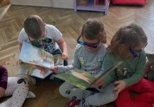 Dzieci z gr. II poznają świat dinozaurów