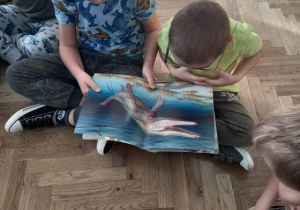 Dzieci z gr. II poznają świat dinozaurów