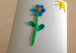 Nasza praca - gotowy plastelinowy kwiat.