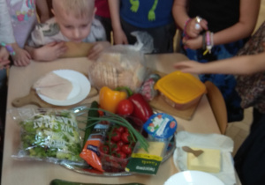 Dzieci oglądają produkty, z których będą robić kanapki.
