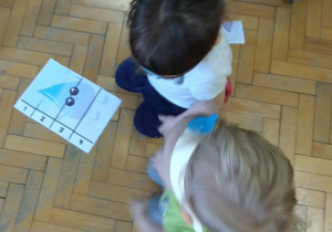 Dzieci rozwiązują zagadkę - układając puzzle przedstawiające kropelkę wody.