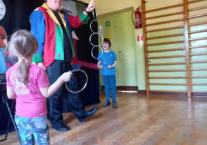 Dzieci uczestniczą w sztuczkach magika.