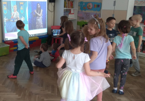 Dzieci improwizują taniec na balu królewskim.