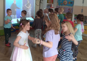 Dzieci improwizują taniec robotów.