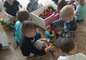 Dzieci tworzą budowle miejskie z różnych klocków.
