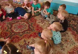 Dzieci siedzą w kółeczku i odpowiadają na pytania o Ziemi.