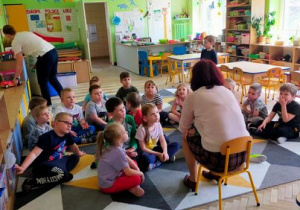 Pani Ewa, pracownik biblioteki, odwiedziła dzieci w przedszkolu.