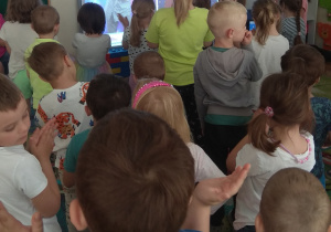Dzieci wyklaskują rytmy, proponowane przez prowadzącego koncert.