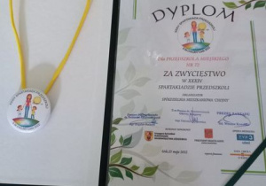 Zdjęcia dyplomu i jednego medalu.