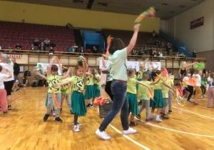 Dzieci z nauczycielkami tańczą przy piosence.