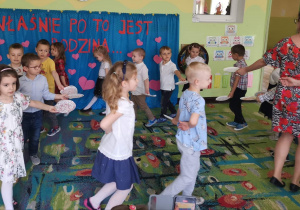 Dzieci z panią idą po kole trzymając w ręku papierowy talerz z pokolorowaną pizzą - wykonują do utworu Joanny Pietrzak układ taneczny - Kelnerzy.