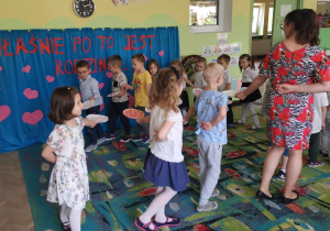 Dzieci w tańcu - Kelnerzy, idą krokiem tanecznym po kole.