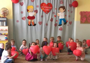 Dzieci tańczą z balonami w kształcie serca do piosenki: "Cudownych rodziców mam"