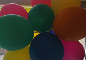 Z okazji Dnia Dziecka dzieci dostały kolorowe balony.