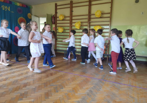 Dzieci z gr IV tańczą poloneza.