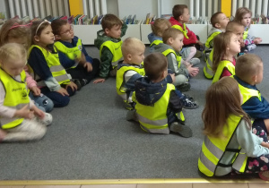 Dzieci uczestniczą w zajęciach w Bibliotece, na temat "Bezpieczne wakacje".