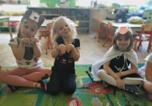 Dzieci prezentują strój pieska, kotka i gąski.