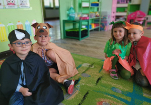 Dzieci prezentują strój kawki, żabki, pieska i kurki.
