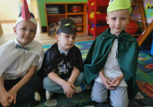 Dzieci prezentują strój bociana, kotka i żabki.