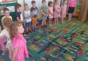 Dzieci z grupy IV prezentują swoją piosenkę o lecie.