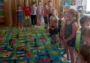 Dzieci z grupy II prezentują swoją piosenkę o lecie.