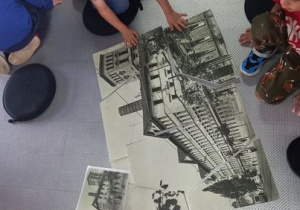 Dzieci układają z elementów zdjęcie fabryki.