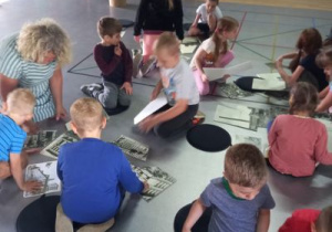 Dzieci układają z elementów zdjęcie fabryki.